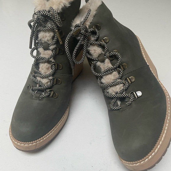 Toms Dark Green Wedge Boots with Tan Sole - Picture 6 of 12